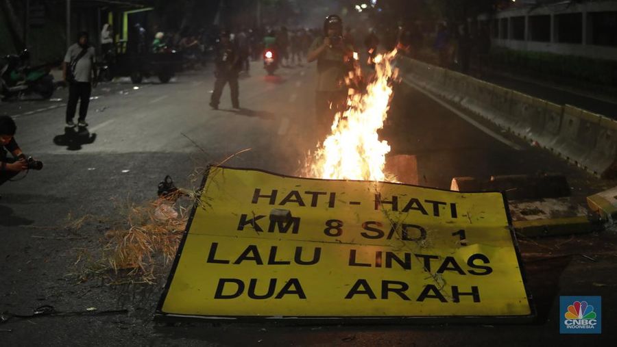Massa pengunjuk rasa menolak RUU Pilkada di Gedung DPR, Senayan, Jakarta, Kamis (22/8/2024) masih bertahan di sekitar gedung hingga jalan tol dalam kota. (CNBC Indonesia/Muhammad Sabki)