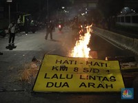 Live Now! Situasi Terkini di Depan Gedung DPR, Polisi Bubarkan Massa