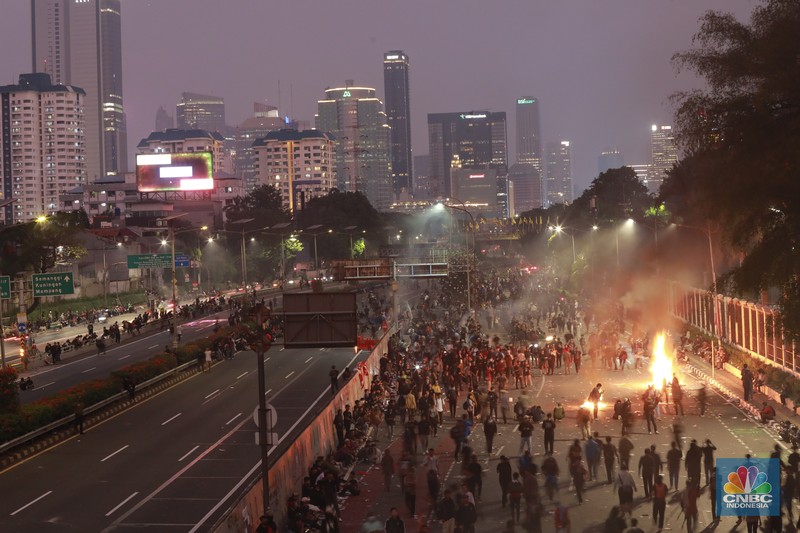 Massa pengunjuk rasa menolak RUU Pilkada di Gedung DPR, Senayan, Jakarta, Kamis (22/8/2024) masih bertahan di sekitar gedung hingga jalan tol dalam kota. (CNBC Indonesia/Muhammad Sabki) Massa pengunjuk rasa menolak RUU Pilkada di Gedung DPR, Senayan, Jakarta, Kamis (22/8/2024) masih bertahan di sekitar gedung hingga jalan tol dalam kota. (CNBC Indonesia/Muhammad Sabki)