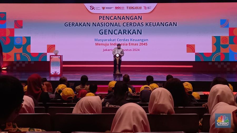 Menko Perekonomian Airlangga Hartarto memberikan sambutan dalam acara OJK ‘Gerakan Nasional Cerdask Keuangan (Gencarkan) Literasi dan Inklusi Keuangan Masyarakat Indonesia, Kamis (22/8/2024). (²©²ÊÍøÕ¾/Arrijal Rachman)