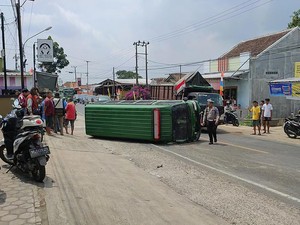 Mobil Kejari Tanggamus Bawa Tahanan Terguling di Tengah Jalan