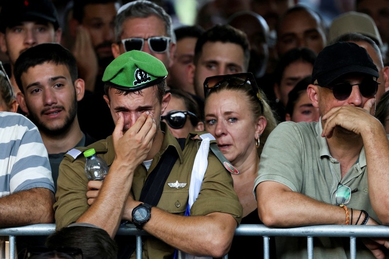 Tentara Israel membawa peti jenazah Letnan Shahar Ben Nun, yang tewas di tengah konflik yang sedang berlangsung di Gaza antara Israel dan Hamas, selama pemakamannya di Tel Aviv, Israel, 20 Agustus 2024. Tentara Israel membawa peti jenazah Letnan Shahar Ben Nun, yang tewas di tengah konflik yang sedang berlangsung di Gaza antara Israel dan Hamas, selama pemakamannya di Tel Aviv, Israel, 20 Agustus 2024. (REUTERS/Florion Goga)
