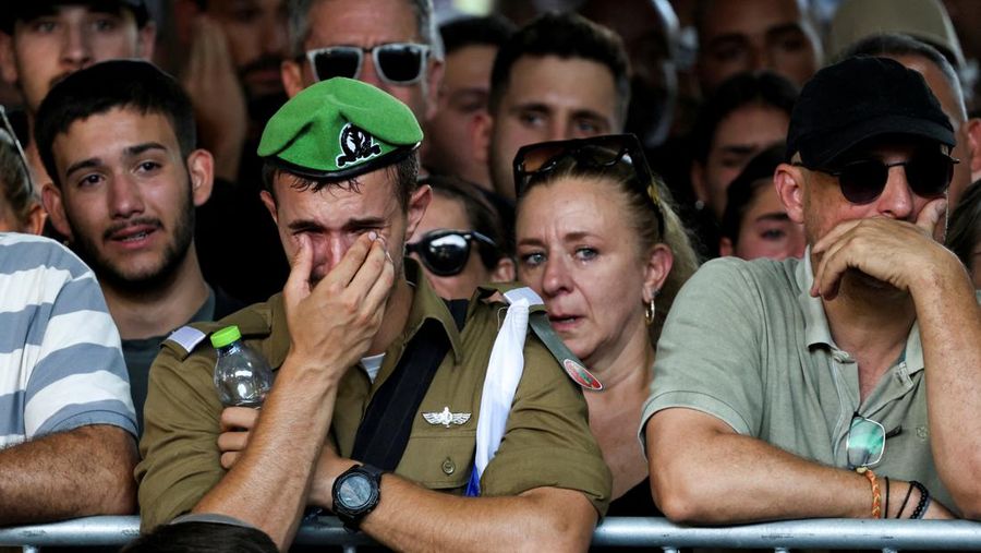 Tentara Israel membawa peti jenazah Letnan Shahar Ben Nun, yang tewas di tengah konflik yang sedang berlangsung di Gaza antara Israel dan Hamas, selama pemakamannya di Tel Aviv, Israel, 20 Agustus 2024. (REUTERS/Florion Goga)