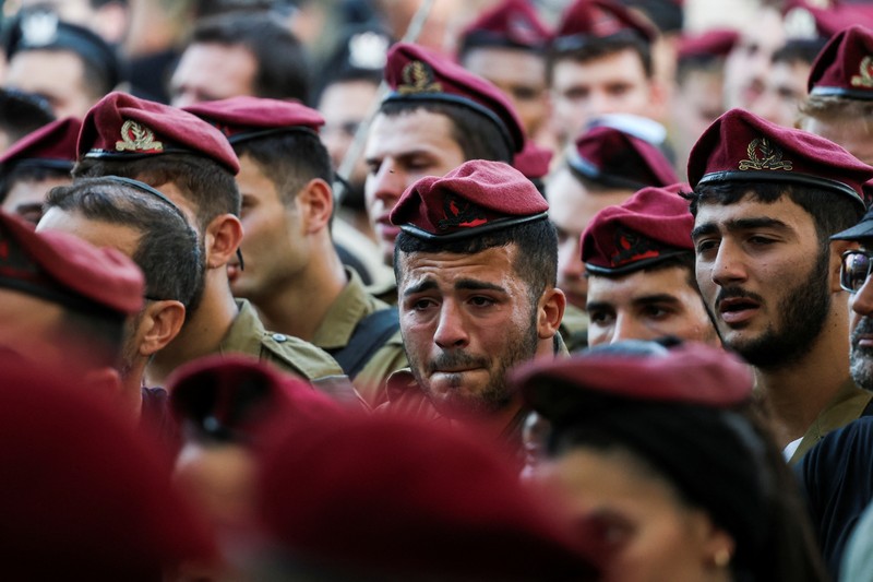 Tentara Israel membawa peti jenazah Letnan Shahar Ben Nun, yang tewas di tengah konflik yang sedang berlangsung di Gaza antara Israel dan Hamas, selama pemakamannya di Tel Aviv, Israel, 20 Agustus 2024. (REUTERS/Florion Goga)