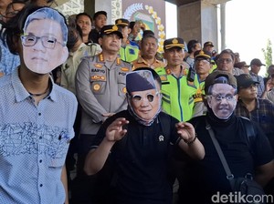 Lihat Lagi Aksi Tolak RUU Pilkada di Sumsel Berhias Topeng Prabowo-Bobby