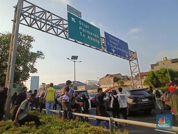 Efek Demo, Arus Lalu Lintas di Lingkar Semanggi Ditutup