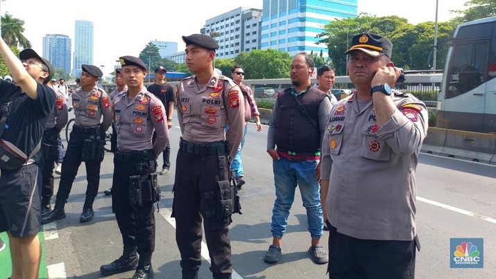 Polisi berjaga di depan gedung DPR RI menjelang demonstrasi yang dijadwalkan pada Kamis (22/8/2024). (CNBC Indonesia/Martyasari Rizky)