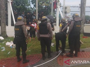Polisi Lindungi Pendemo dari Lemparan Saat Ambil Air di Halaman Gedung DPR