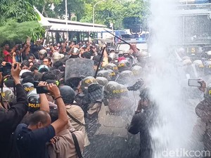 7 Fakta Demo Tolak RUU Pilkada Semarang Ricuh