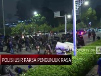 Video: Polisi Usir Paksa Massa di Depan Gedung DPR