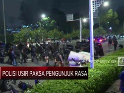 Video: Polisi Usir Paksa Massa di Depan Gedung DPR