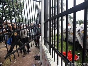 Pagar Gedung DPR Jebol saat Unjuk Rasa Tolak Revisi UU Pilkada