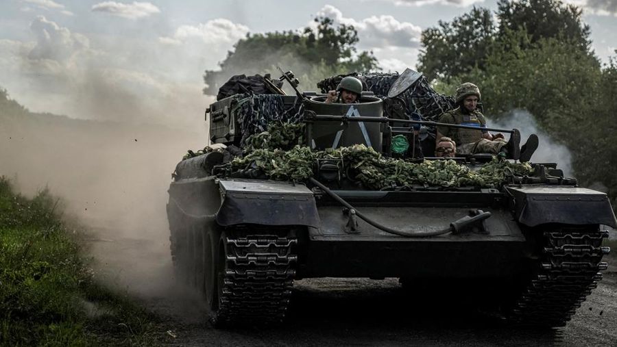 Prajurit Ukraina mengendarai kendaraan militer, di tengah serangan Rusia terhadap Ukraina, dekat perbatasan Rusia di wilayah Sumy, Ukraina. (REUTERS/Viacheslav Ratynskyi)