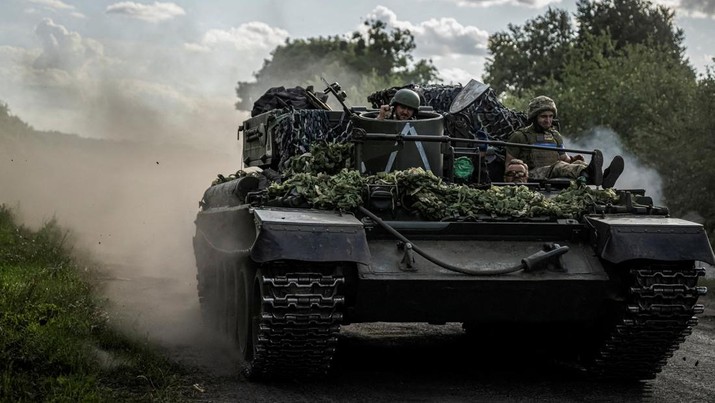 Prajurit Ukraina mengendarai kendaraan militer, di tengah serangan Rusia terhadap Ukraina, dekat perbatasan Rusia di wilayah Sumy, Ukraina. (REUTERS/Viacheslav Ratynskyi)