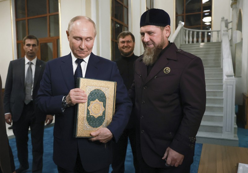 Selama di Republik Chechnya, Rusia, Presiden Vladimir Putin mengunjungi Masjid Isa yang baru dibangun. Vladimir Putin menghadiahkan sebuah Al-Qur'an yang dihiasi ornamen berlapis emas dan bertatahkan batu-batu permata untuk masjid tersebut. (X @RusEmbJakarta)