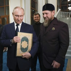 Momen Vladimir Putin Cium Al-Quran, Ini Kronologi & Penampakannya