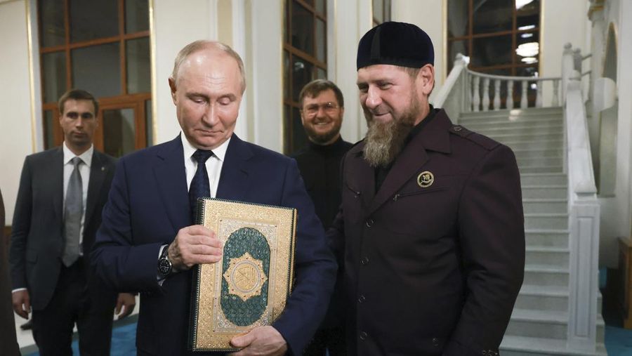 Presiden Rusia Vladimir Putin dan Kepala Republik Chechnya Ramzan Kadyrov berpose untuk foto saat mengunjungi Masjid Nabi Isa yang baru di Grozny, Republik Chechnya, Rusia, Selasa, 20 Agustus 2024. (Vyacheslav Prokofyev, Sputnik, Kremlin Pool Photo via AP)