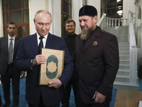 Momen Vladimir Putin Cium Al-Quran, Ini Kronologi & Penampakannya