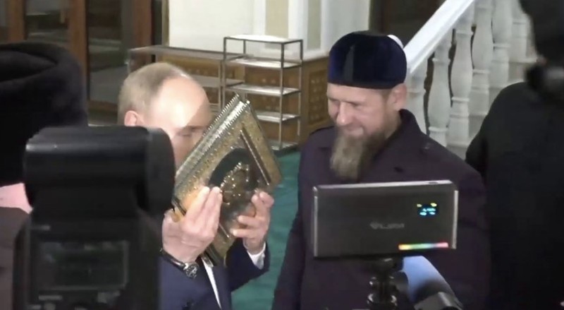 Selama di Republik Chechnya, Rusia, Presiden Vladimir Putin mengunjungi Masjid Isa yang baru dibangun. Vladimir Putin menghadiahkan sebuah Al-Qur'an yang dihiasi ornamen berlapis emas dan bertatahkan batu-batu permata untuk masjid tersebut. (X @RusEmbJakarta)