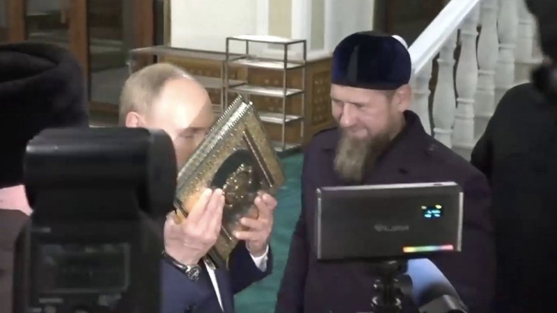 Selama di Republik Chechnya, Rusia, Presiden Vladimir Putin mengunjungi Masjid Isa yang baru dibangun. Vladimir Putin menghadiahkan sebuah Al-Qur'an yang dihiasi ornamen berlapis emas dan bertatahkan batu-batu permata untuk masjid tersebut. (X @RusEmbJakarta)