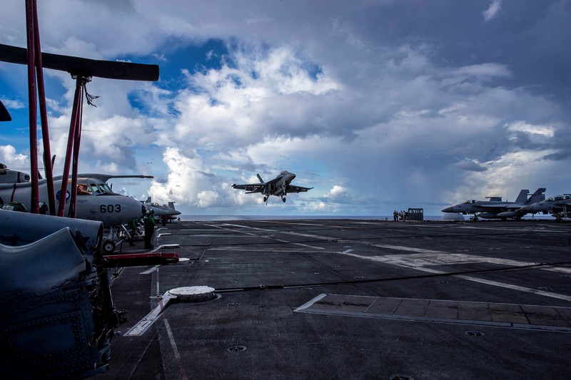 Kapal induk kelas Nimitz USS Abraham Lincoln (CVN 72) saat awaknya melakukan operasi penerbangan rutin di Timur Tengah karena meningkatnya ketegangan menimbulkan kekhawatiran akan terjadinya perang di seluruh wilayah. Kapal induk kelas Nimitz USS Abraham Lincoln (CVN 72) saat awaknya melakukan operasi penerbangan rutin di Timur Tengah karena meningkatnya ketegangan menimbulkan kekhawatiran akan terjadinya perang di seluruh wilayah. (Tangkapan Layar Video AFP)
