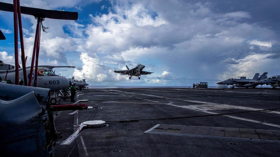 Sebuah F/A-18F Super Hornet, yang ditugaskan ke Strike Fighter Squadron (VFA) 41, bersiap melakukan pendaratan darurat di dek penerbangan kapal induk kelas Nimitz Angkatan Laut AS USS Abraham Lincoln di Samudra Pasifik, 10 Agustus 2024. (U.S. Navy/Mass Communication Specialist Seaman Apprentice Daniel Kimmelman/Handout via REUTERS)