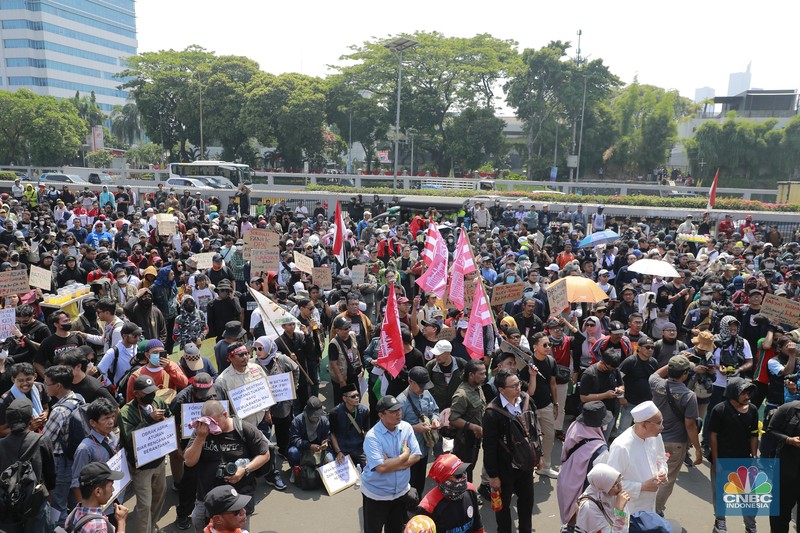 Kemacetan terjadi akibat Ribuan massa pendemo Demo Darurat Indonesia mulai memadati Jalan di depan gedung DPR RI pada Kamis (22/8/2024). Kemacetan terjadi akibat Ribuan massa pendemo Demo Darurat Indonesia mulai memadati Jalan di depan gedung DPR RI pada Kamis (22/8/2024). (CNBC Indonesia/Muhammad Sabki)