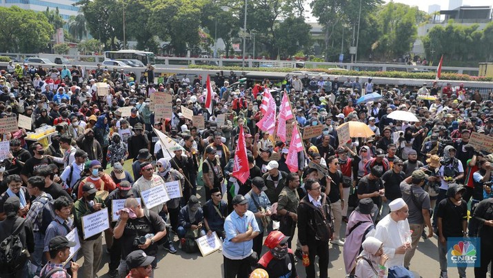 Sejumlah elemen masyarakat sipil, mulai dari buruh, mahasiswa, hingga aktivis menggelar aksi demonstrasi menolak pengesahan Revisi UU Pilkada di depan Gedung DPR RI, Jakarta, hari ini, Kamis (22/8/2024). (CNBC Indonesia/Muhammad Sabki)