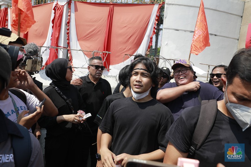 Sejumlah komedian ikut serta turun menggelar aksi demonstrasi menolak pengesahan Revisi UU Pilkada di depan Gedung DPR RI, Jakarta, hari ini, Kamis (22/8/2024). (CNBC Indonesia/Muhammad Sabki)