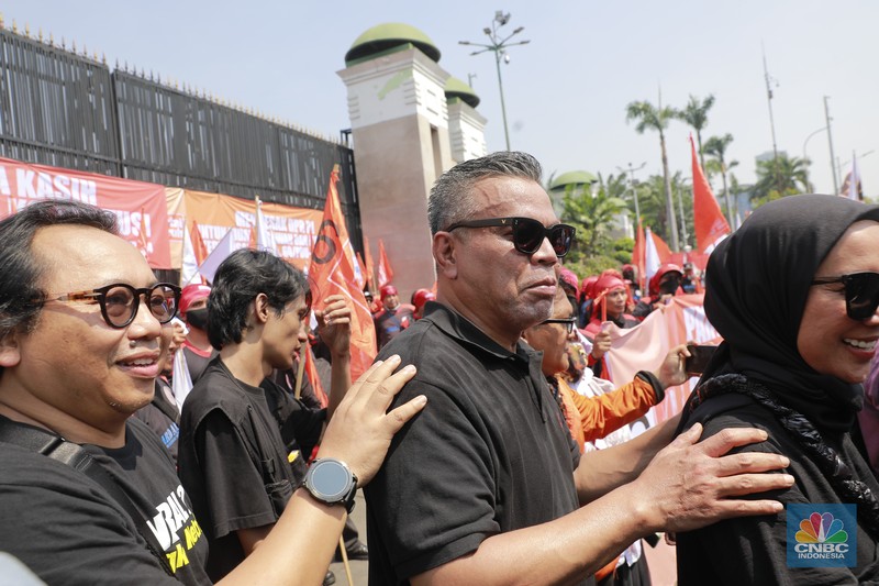 Sejumlah komedian ikut serta turun menggelar aksi demonstrasi menolak pengesahan Revisi UU Pilkada di depan Gedung DPR RI, Jakarta, hari ini, Kamis (22/8/2024). (CNBC Indonesia/Muhammad Sabki)