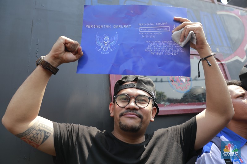 Sejumlah komedian ikut serta turun menggelar aksi demonstrasi menolak pengesahan Revisi UU Pilkada di depan Gedung DPR RI, Jakarta, hari ini, Kamis (22/8/2024). (CNBC Indonesia/Muhammad Sabki)