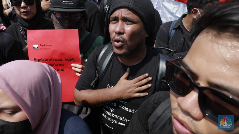 Sejumlah komedian ikut serta turun menggelar aksi demonstrasi menolak pengesahan Revisi UU Pilkada di depan Gedung DPR RI, Jakarta, hari ini, Kamis (22/8/2024). (CNBC Indonesia/Muhammad Sabki)