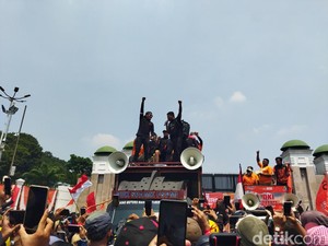 Para Komika Orasi di Depan DPR: Jangan Harap Kami Lucu di Sini
