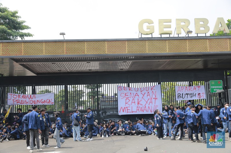 Mahasiswa yang tergabung dalam Aliansi BEM SI (Seluruh Indonesia) ikut melakukan demonstrasi demonstrasi menolak pengesahan Revisi UU Pilkada di depan Gedung DPR RI, Jakarta, hari ini, Kamis (22/8/2024). (CNBC Indonesia/Muhammad Sabki)