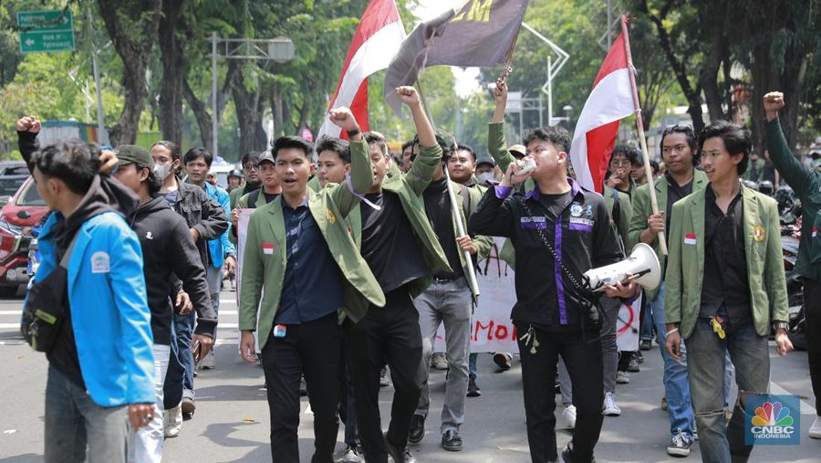 Sejumlah mahasiswa mulai berdatangan untuk ikut serta dalam aksi demonstrasi menolak pengesahan Revisi UU Pilkada di depan Gedung DPR RI, Jakarta, hari ini, Kamis (22/8/2024). (²©²ÊÍøÕ¾/Muhammad Sabki)
