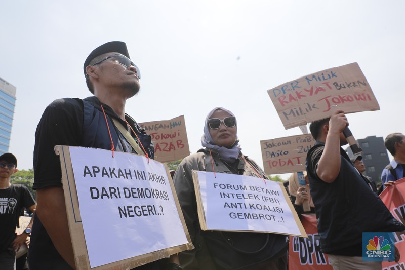Sejumlah massa mulai berdatangan untuk menggelar aksi di Depan DPR RI hari ini, Kamis (22/8/2024). Sejumlah massa mulai berdatangan untuk menggelar aksi di Depan DPR RI hari ini, Kamis (22/8/2024). (CNBC Indonesia/Muhammad Sabki)
