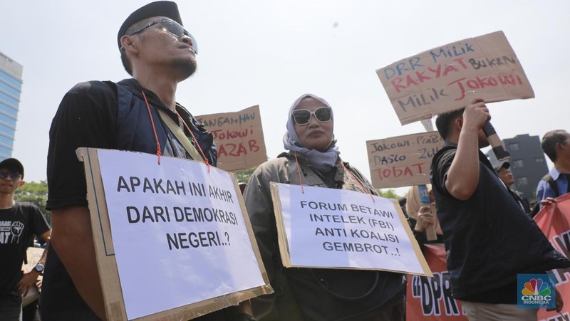 Sejumlah massa mulai berdatangan untuk menggelar aksi di Depan DPR RI hari ini, Kamis (22/8/2024). (CNBC Indonesia/Muhammad Sabki)