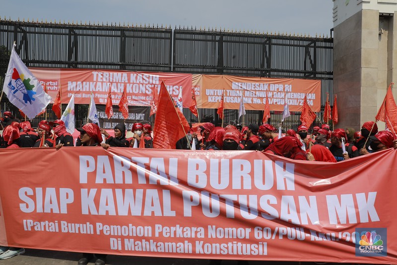 Sejumlah massa mulai berdatangan untuk menggelar aksi di Depan DPR RI hari ini, Kamis (22/8/2024). Sejumlah massa mulai berdatangan untuk menggelar aksi di Depan DPR RI hari ini, Kamis (22/8/2024). (CNBC Indonesia/Muhammad Sabki)