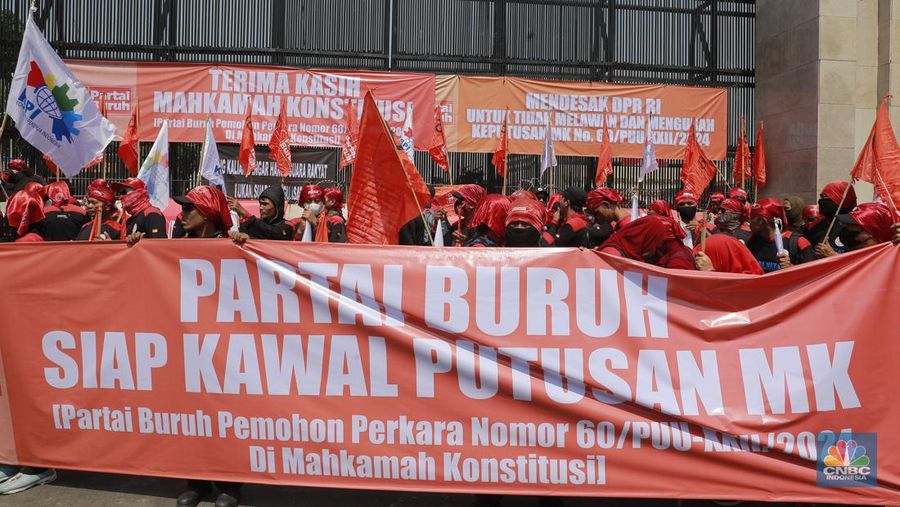 Sejumlah massa mulai berdatangan untuk menggelar aksi di Depan DPR RI hari ini, Kamis (22/8/2024). (CNBC Indonesia/Muhammad Sabki)