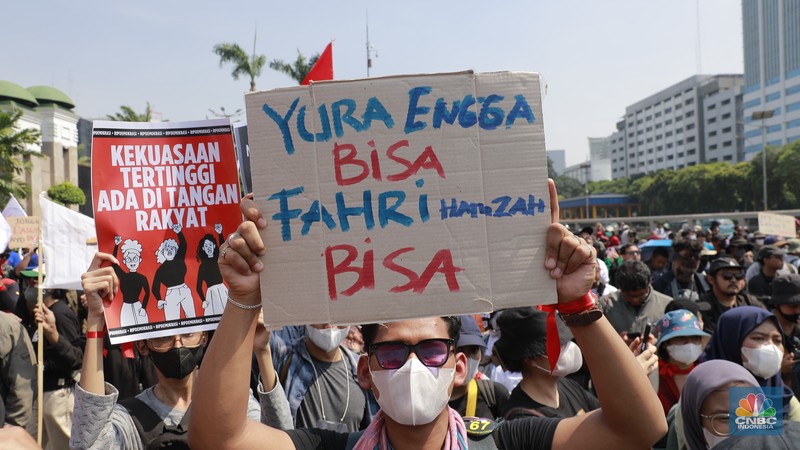 Sejumlah massa mulai berdatangan untuk menggelar aksi di Depan DPR RI hari ini, Kamis (22/8/2024). Sejumlah massa mulai berdatangan untuk menggelar aksi di Depan DPR RI hari ini, Kamis (22/8/2024). (CNBC Indonesia/Muhammad Sabki)