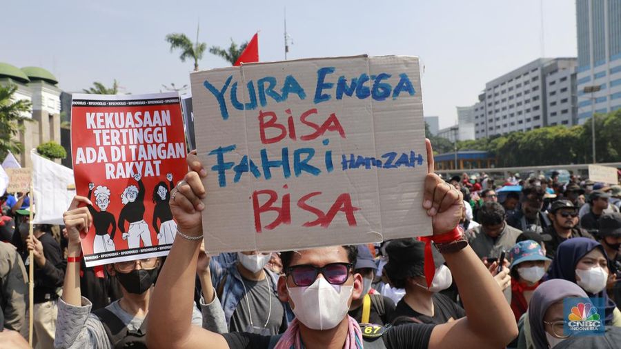 Sejumlah massa mulai berdatangan untuk menggelar aksi di Depan DPR RI hari ini, Kamis (22/8/2024). (CNBC Indonesia/Muhammad Sabki)