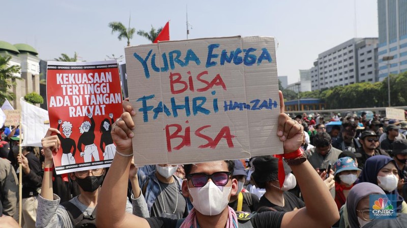Sejumlah massa mulai berdatangan untuk menggelar aksi di Depan DPR RI hari ini, Kamis (22/8/2024). (CNBC Indonesia/Muhammad Sabki)