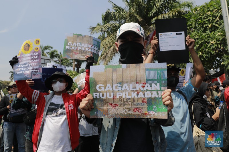 Sejumlah massa mulai berdatangan untuk menggelar aksi di Depan DPR RI hari ini, Kamis (22/8/2024). Sejumlah massa mulai berdatangan untuk menggelar aksi di Depan DPR RI hari ini, Kamis (22/8/2024). (CNBC Indonesia/Muhammad Sabki)