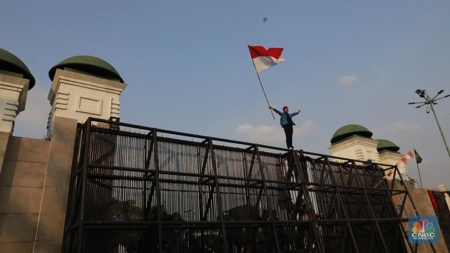 Sejumlah peserta demo yang merangsek masuk arena parlemen usai massa menjebol pagar Gedung DPR saat Aksi Peringatan Darurat Indonesia, Kamis (22/8/2024). (CNBC Indonesia/Muhammad Sabki)