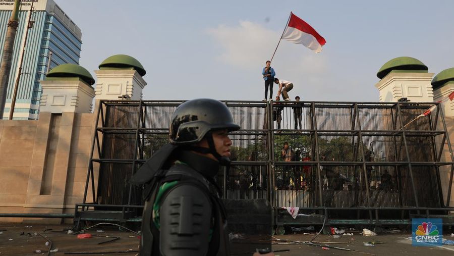 Sejumlah peserta demo yang merangsek masuk arena parlemen usai massa menjebol pagar Gedung DPR saat Aksi Peringatan Darurat Indonesia, Kamis (22/8/2024). (²©²ÊÍøÕ¾/Muhammad Sabki) Sejumlah peserta demo yang merangsek masuk arena parlemen usai massa menjebol pagar Gedung DPR saat Aksi Peringatan Darurat Indonesia, Kamis (22/8/2024). (²©²ÊÍøÕ¾/Muhammad Sabki)