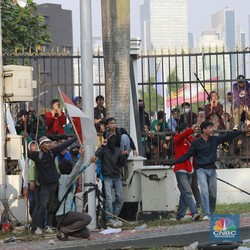 Driver Ojol Bagi-bagi Minuman Buat Pendemo di DPR, Netizen Terharu