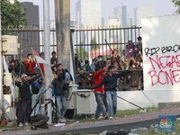 Driver Ojol Bagi-bagi Minuman Buat Pendemo di DPR, Netizen Terharu