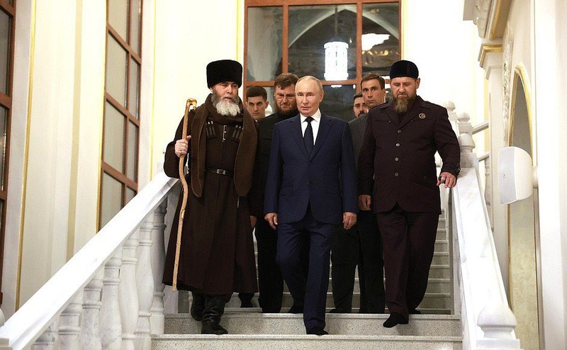 Selama di Republik Chechnya, Rusia, Presiden Vladimir Putin mengunjungi Masjid Isa yang baru dibangun. Vladimir Putin menghadiahkan sebuah Al-Qur'an yang dihiasi ornamen berlapis emas dan bertatahkan batu-batu permata untuk masjid tersebut. (X @RusEmbJakarta)