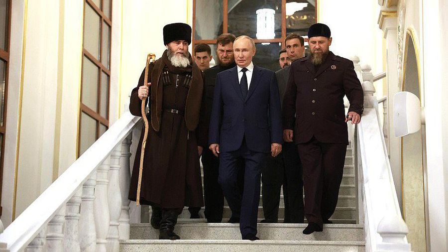 Selama di Republik Chechnya, Rusia, Presiden Vladimir Putin mengunjungi Masjid Isa yang baru dibangun. Vladimir Putin menghadiahkan sebuah Al-Qur'an yang dihiasi ornamen berlapis emas dan bertatahkan batu-batu permata untuk masjid tersebut. (X @RusEmbJakarta)