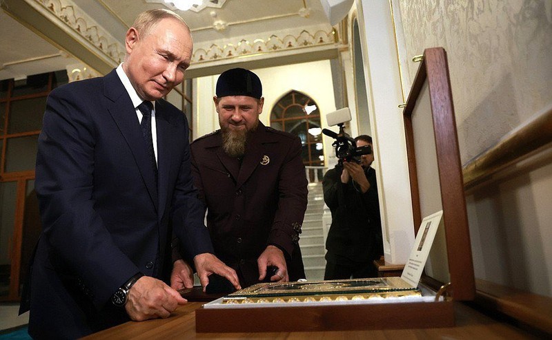 Selama di Republik Chechnya, Rusia, Presiden Vladimir Putin mengunjungi Masjid Isa yang baru dibangun. Vladimir Putin menghadiahkan sebuah Al-Qur'an yang dihiasi ornamen berlapis emas dan bertatahkan batu-batu permata untuk masjid tersebut. (X @RusEmbJakarta)